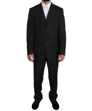 Z ZEGNA Enkele Knoop 2-delige Pak Jas en Broek  
Echte Z ZEGNA pak  
Model: Enkele knoop 2-delige pak jas en broek  
Sluiting: 3 knopen  
Pasvorm: Regular fit  
Kleur: Zwart gestreept  
Jas met twee open ventilatieopeningen aan de achterkant  
Jas met twee binnenzakken  
Broek met een 3-weg ritssluiting  
Logo-details  
Gemaakt in Italië  
Materiaal: 100% Wol  
Voering: 100% Cupro