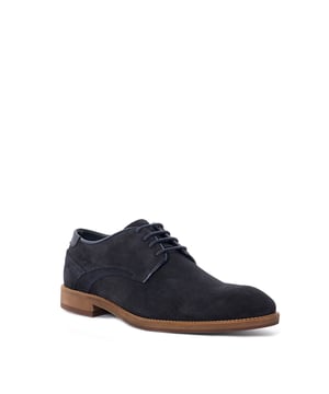 A traditional Gibson profile with a contemporary update, Bridon has been crafted from premium leather with a perforated leather inlay on the side and on the rear of the heel. The contrasting exposed stitching and burnished detailing add to the elevated look and feel of this formal style. Resting on a stacked heel and a rubber sole, the dark top line trim matches the laces.