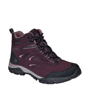 Dames wandelschoenen gemaakt van Isotex waterdicht materiaal. Naadverzegeld met interne membraan bootvoering. Hydropel waterafstotende technologie. Diep gevoerde neopreen kraag en mesh-tong. Gecoate neus en hak stootrubbers. Nieuwe en verbeterde pasvorm met precieze hielsteun en royale teenruimte. EVA comfort voetbed. Stabiliserende schacht technologie. Interne EVA pocket voor comfort onder de voet en verminderd gewicht. Nieuwe rubberen buitenzool met zelfreinigende en schuine noppen voor stuwkracht, remming en zelfreinigende eigenschappen. 15% Polyester, 85% Polyurethaan.
