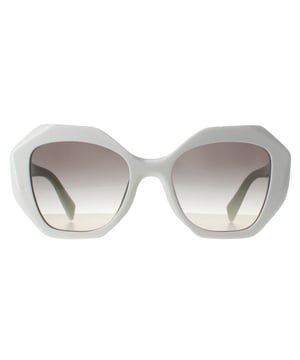 Las gafas de sol Prada PR16WS 142130 en degradado gris marfil son un diseÃ±o elegante y atemporal con un toque moderno, que las convierte en una pieza clave para cualquier ocasiÃ³n. La atrevida montura se acentÃºa con el emblemÃ¡tico logotipo de Prada en las patillas, mientras que las lentes no solo ofrecen una protecciÃ³n UV inigualable, sino que tambiÃ©n aÃ±aden un toque de atractivo a tu look.