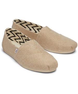 Known for its comfort, iconic for its style, and now, lighter on the planet. This new era of Alpargata shoes brings fresh updates to classic TOMS features, like newly designed custom insoles made with 50% Eco content.