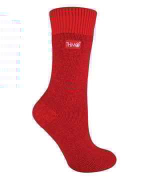 Wenn die Temperaturen sinken, brauchen Sie ein zuverlässiges Paar Thermosocken, die die Kunst, Ihre Füße warm und bequem zu halten, perfektioniert haben. Die Designer dieser THMO-Thermosocken für Damen haben Komfort und Wärme zu ihren Prioritäten gemacht. Die THMO-Thermosocken wurden aus einem dicken Acrylgarn mit extremen Wärmeeigenschaften hergestellt. Sie sind auf der Innenseite doppelt gebürstet, um die Wärme zu maximieren, indem sie die warme Luft einschließen und sie nahe an den Füßen halten. Durch diese Bürstung wird die Innenseite der Socke weicher, so dass sie sich sowohl für den Einsatz in Innenräumen als auch für Aktivitäten im Freien eignet. Diese Thermosocken fühlen sich auch so an, als wären sie nahtlos und haben eine saubere, handgekettelte Spitze, die sie diabetikerfreundlich macht. Der gerippte Bund am oberen Ende der Socke wurde so gestaltet, dass er sich den natürlichen Konturen Ihrer Beine anpasst. Dieses breite, weiche Oberteil bietet den ganzen Tag über Komfort und verringert die Gefahr, dass sich unangenehme Einschnürungen an Ihren Beinen bilden. Diese THMO-Thermosocken für Damen sind in 4 Farben und in den Größen 4-8 UK 37-42 Eur 5-8 US erhältlich. Sie sind sicher maschinenwaschbar.