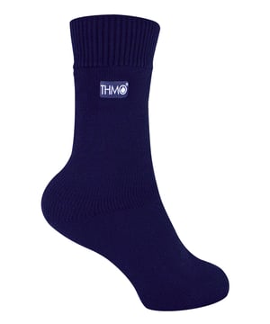 Es ist wichtig, dass Ihre Kleinen warm, bequem und geschützt sind, wenn sie draußen unterwegs sind. Aus diesem Grund haben wir die THMO Kids Thermal Socks entwickelt. Das perfekte Paar, um die Füße Ihrer Kinder kuschelig warm zu halten. Diese Socken haben ein dehnbares Komfortoberteil, das sich an das Bein anschmiegt, um Einschnürungen und Enge zu reduzieren und so eine gleichmäßige Durchblutung zu ermöglichen. Die Socken bieten nicht nur ganztägigen Komfort, sondern auch ein gepolstertes Fußbett, das die Füße zusätzlich stützt. Sie sind auf der Innenseite doppelt gebürstet, um die Wärme zu maximieren, indem sie die warme Luft einschließen und sie nahe an den Füßen und Beinen halten. Diese Innenbürstung macht die Socke außerdem weicher und sorgt dafür, dass die Füße länger warm bleiben. Der gerippte Rand am oberen Ende der Socke wurde so gestaltet, dass er sich den natürlichen Konturen der Beine anpasst. Dieses breite, weiche Oberteil bietet den ganzen Tag über Komfort und verringert die Gefahr, dass sich unangenehme Einschnürungen an den Beinen bilden. Diese Thermosocken für Kinder sind in 4 Farben erhältlich: Schwarz, Marineblau, Fuchsia und Lila. Außerdem gibt es sie in 3 verschiedenen Kindergrößen: 9-12 UK, 12-3 UK und 4-5,5 UK. Das THMO-Abzeichen ist auch auf die Seite der Socken aufgedruckt. Die Socken sind in 4 verschiedenen Farben erhältlich und bestehen aus 93% Acryl, 6% Polyamid und 1% Elasthan. Sie sind in 3 Kindergrößen erhältlich: 9-12 UK (27-30 EUR, 10-1 US), 12-3 UK (30-36 EUR, 13-4 US) und 4-5.5 UK (37-38.5 EUR, 5-6.5 US). Sie sind maschinenwaschbar bei 40.