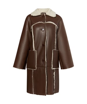 Dieser Mantel von DreiMaster Vintage ist aus einem butterweichen Lammnappa gefertigt und verkörpert eine lässige Ästhetik. Die entspannte Silhouette wird aus cremefarbenen Faux-Shearling-Abnähern geformt, die eine entspannte Form kreieren. Das Design verfügt über eine einreihige Knopfleiste und aufgesetzte XL-Taschen. Die weiten Ärmel in A-Linie setzen einen modernen Akzent.  Kaminsims