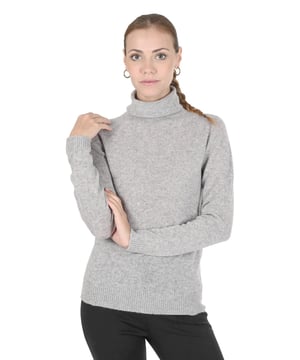 100% cachemira  
Hecho en Italia  
Lujosamente suave, ligero y cálido  
Diseño clásico y versátil  
Perfecta adición a cualquier guardarropa  
Aptos tanto para ocasiones informales como formales  
100% CACHEMIRA