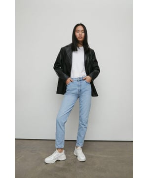 An anything but dated throwback with dependable wearability featuring a high waist, tapered leg and ankle grazing finish. Crafted from an authentic denim for reliability. Available in Curve & Petite.
