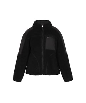 Bleiben Sie diesen Winter warm mit unserer gemütlichen Teddyjacke mit hohem Kragen und durchgehendem Reißverschluss, sodass Sie sie mühelos tragen können. Diese entspannte Passform hat lange Ärmel, eine Brusttasche und Seitentaschen für mehr Funktionalität. Die Jacke ist warm und gemütlich und kombiniert Funktionalität mit den neuesten Trends.  Blouson