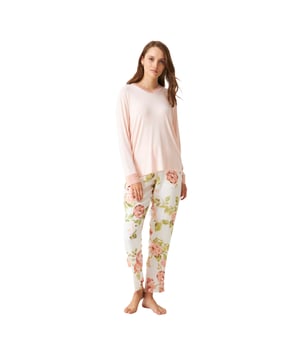 Pijama manga larga y pantalón largo J and J Brothers.
Color Rosa-flores
Camiseta cuello redondo lisa.
Pantalón largo estampado con cinturilla elástica ajustable mediante cordón.
Bolsillos abiertos laterales.
Costuras vistas a tono.

Composición:  Camiseta: 95% Modal, 5% Elastano, Pantalón: 100% Viscosa.

-Lavar a temperatura máx. 30º.
-No usar lejía.
-Planchar a temperatura máx. 110º.
-No admite lavado en seco.
-No permite  utilizar secadora.