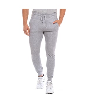 Jogger sportbroek U.S. POLO ASSN.
 Deze broek in jogger-stijl is comfortabel en veelzijdig.
 Elastische tailleband met veters.
 Twee open zakken aan de zijkanten.
 Eén open zak op de achterkant.
 Geborduurd logo op de voorkant.
 Hems met geribde manchetten.
 Naden in toon zichtbaar.
 Samenstelling: 100% katoen
 Onderhoud:
Wassen op maximum temperatuur 30º.
 Strijken op lage temperatuur.
 Geen bleekmiddel gebruiken.
 Geen droger gebruiken.
 Niet chemisch reinigen.