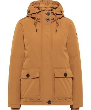 Een duurzame buitenkant van microvezel en katoen maakt deze winterjas van DreiMaster Klassik tot een winterfavoriet. De zachte, glanzende voering is gewatteerd en opgevuld met synthetische vulling, zodat de jas qua warmtebehoud hoge prestaties levert tegen kou en sneeuw. Het rechte silhouet wordt modieus ondersteund door de grote klepzakken, die tevens zijzakken zijn, en ook de grote labelknopen zorgen voor visuele accenten. Een heerlijk gewatteerde capuchon met extra regenbescherming en de vormvaste geribde manchetten doen ons des te meer genieten van winterwandelingen.  winter anorak