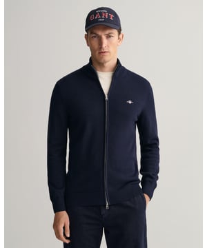 Versatile, classic, and always smart, this cotton cardigan is a must for any wardrobe. A mid-weight knit made for layering, it features a regular fit, zip front, ribbed detailing and classic GANT shield embroidery at the chest. Style over a button-down shirt for the office, or wear with a T-shirt for your off-duty days.
Regular fit  Zip front  Ribbed hem and cuffs  GANT graphic embroidered at chest
Cotton 100%
8030164
 
