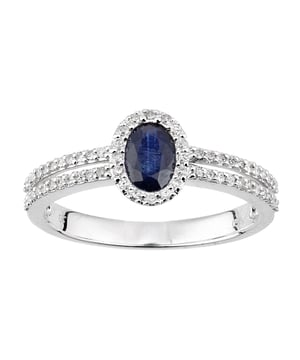 18K (750) witgoud: 2,7 gram; # Diamant: 0,2 ct; # Saffier: 0,56 ct