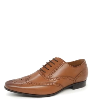 The perfect addition to your workwear wardrobe, meet the Thomas Crick Portland Brogue Leather Shoes. Boasting a simple 5 eyelet lace up design in a traditional Oxford style, complete with comfort lining on a durable manmade sole.
