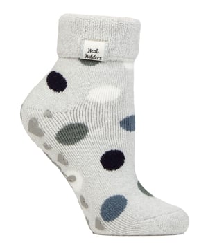 Sind Sie auf der Suche nach einem kuscheligen Touch für Ihre Auszeit zu Hause? Hier sind unsere Ladies Lite Lounge Socks mit einem entzückenden Turnover Top - der kleine Luxus, von dem Sie gar nicht wussten, dass Sie ihn brauchen!Diese Thermosocken sind aus unserer Lounge Collection hervorgegangen und wurden speziell für alle entwickelt, die ihr Zuhause lieben. Inspiriert durch den beruhigenden Hygge-Lifestyle mit Elementen der skandinavischen Tradition, sind diese Socken Ihre Eintrittskarte zum Entspannen, Beleben und einfach zum Relaxen in Ihrem speziellen Raum zu Hause. Kein Grund zur Sorge! Diese Socken sorgen mit ihren rutschfesten Grippern an jeder Sohle dafür, dass Sie nicht ausrutschen. Diese süßen Socken bieten Ihnen die beliebte Wärme unserer beliebten Lite Heat Holders Pantoffelsocken in einem modischen und praktischen knöchellangen Design.Aber es geht nicht nur um die Socken. Diese Schmuckstücke werden stilvoll mit einer Schleife und einem leeren Etikett verpackt und sind bereit für Ihre persönliche Botschaft. Ob zu Weihnachten, zum Geburtstag oder zum Tag des Denkens an dich, diese Socken sind ein ideales Geschenk.Die Lounge Socks haben die Einheitsgröße Damen 4-8 UK und bestehen aus 94% Acryl, 5% Polyester und 1% Elastan. Sie sind in 4 Farbvarianten erhältlich: Silver Dots, Cabernet Dots, Navy/Gold Star und Ivory/Cabernet Stars. Sie sind maschinenwaschbar.