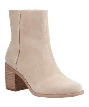 Bei der Stiefelette Evelyn trifft Mode auf Funktion. Dank des Blockabsatzes, des einfachen Reißverschlusses und der gepolsterten Sohle mit modernem Design ist sie sehr bequem. Ein unverzichtbarer Stil, der Sie mit Leichtigkeit von der Arbeit ins Wochenende bringt.