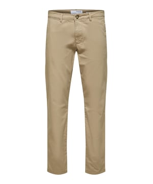 Tauchen Sie ein mit der Herren-Chinohose von Selected Homme. Mit ihrer schlanken Passform und dem schlanken Schnitt an den Oberschenkeln verleiht sie jedem Outfit eine moderne Eleganz. Die Paspeltaschen mit Knopf am Gesäß verleihen der Hose einen Hauch von Raffinesse und Funktionalität. Genießen Sie den ganztägigen Tragekomfort dank der hochwertigen Materialien und der sorgfältigen Verarbeitung. Die seitlichen Eingriffstaschen bieten praktische Aufbewahrungsmöglichkeiten für kleine Gegenstände. Der Reißverschluss und der Knopfverschluss sorgen für einen sicheren Sitz und ein einfaches An- und Ausziehen. Diese Chinohose ist perfekt für Männer, die einen anspruchsvollen Look mit einem Hauch von Lässigkeit suchen. Die Knöchellänge verleiht dem Style einen modernen Touch und ermöglicht es Ihnen, Ihre Lieblingsschuhe zu präsentieren. Die Gürtelschlaufen bieten die Möglichkeit, Ihren persönlichen Stil mit einem Gürtel Ihrer Wahl zu unterstreichen. Von lässigen Wochenendausflügen bis hin zu formellen Anlässen - diese Hose ist vielseitig einsetzbar und passt zu fast jedem Anlass. Erleben Sie den zeitlosen Stil und die Qualität von Selected Homme, die Ihren Look auf ein neues Level heben werden. Gönnen Sie sich den Luxus von Komfort und Stil - mit dieser Chinohose sind Sie immer perfekt gekleidet.