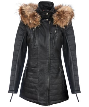 Mejora tu guardarropa de invierno con nuestra parka de cuero para mujer de corte ajustado, una opción perfecta para mantenerte abrigada y con estilo en climas más fríos. Esta chaqueta, confeccionada con 100 % cuero napa ultra suave de primera calidad, ofrece una sensación lujosa y cómoda. Esto es lo que la distingue: Capucha con forro de piel desmontable: la chaqueta cuenta con una capucha con forro de piel desmontable, que brinda calidez y un aspecto exuberante que agrega un toque de sofisticación a tu atuendo de invierno. Bolsillos funcionales con cremallera: cuatro bolsillos con cremallera en la parte delantera de la chaqueta, con lengüeta para una fácil apertura, ofrecen un almacenamiento seguro y conveniente para tus elementos esenciales. Detalles acolchados lujosos: los detalles acolchados en las mangas y la cintura agregan un toque de lujo y textura al diseño de la chaqueta, mejorando su atractivo visual. Cuello alto: el cuello alto, abrochado con botones a presión, no solo te mantiene abrigado, sino que también agrega un elemento elegante y chic al aspecto general. Puños con cremallera: los puños con cremallera brindan mayor capacidad de ajuste y estilo, lo que le permite personalizar la longitud de la manga según sus preferencias. Esta chaqueta parka de cuero para mujer combina moda, funcionalidad y calidad superior, lo que la convierte en un complemento imprescindible para tu guardarropa de invierno para un aspecto elegante y acogedor.
