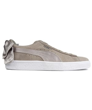 De grijze Puma suede bow damessneaker neemt de klassieke Puma basketschoen en voegt er een extra detail aan toe. Gemaakt van premium leer en voorzien van een dempende binnenzool. deze triner is perfect voor dagelijks gebruik. De merkzool en strik aan de achterkant geven ze een stijlvolle look. sportieve athelsure-afwerking.