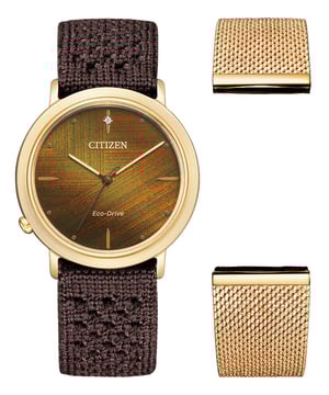 Diese Citizen L Ambiluna Kollektion Analog Uhr für Frauen ist das perfekte Zeitmesser, um sie zu tragen oder zu verschenken. Das roségoldene, 34 mm große runde Gehäuse in Kombination mit dem bequemen braunen Stoffarmband sorgt dafür, dass Sie dieses atemberaubende Zeitmesser ohne Kompromisse genießen können. Angetrieben von einem hochwertigen Eco-Drive-Uhrwerk und bis zu 5 bar wasserdicht, bleibt Ihre Uhr immer am Ticken. Gehen Sie grün mit dieser solarbetriebenen Uhr, die sich bei jeder Art von Licht selbst auflädt. Diese Solar-Uhr benötigt keinen Batteriewechsel und enthält auch ein zusätzliches Armband. - Die Uhr hat eine Funktion: Solarbetrieben, hochwertiges 19 cm langes und 18 mm breites braunes Stoffarmband mit einer Schließe. Gehäusedurchmesser: 34 mm, Ge häusehöhe: 7 mm, Gehäusefarbe: Roségold und Ziffernblattfarbe: Braun.