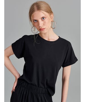 Dieses Basic-Baumwoll-T-Shirt mit einem Fahrradkragen, doppellagigen Ärmeln und einer kurzen Länge ist die perfekte Wahl für den täglichen Gebrauch mit seinem minimalistischen und stilvollen Design. Hergestellt aus hochwertigem Baumwollstoff ist das T-Shirt weich und atmungsaktiv und bietet den ganzen Tag über ein angenehmes Trageerlebnis. Es kann alleine getragen oder mit Jacken, Cardigans oder Westen für einen stilvollen Look kombiniert werden. Es lässt sich auch leicht mit Jeans, Röcken oder Shorts für ein lässiges Outfit
