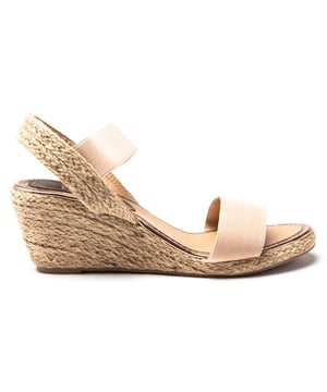 Die Alison Damen Sandalen von Solesister sind der perfekte Sommerschuh. Die atemberaubende Nude Slip On verfügt über eine Espadrille Keilabsatz und hat elastische Riemen für eine bequeme Passform.
