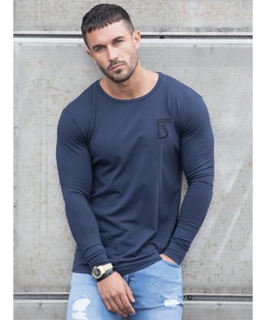 Herren-Designer, Rundhalsausschnitt, Langarm-T-Shirt, Muscle Fit, gebogener Saum. Stickerei auf der Brust. Maschinenwaschbar.