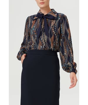 Dieses Hemd aus Viskoseflanell mit abstraktem Druck und herbstlichen Farbtönen schmückt seinen Kragen und seine Handgelenke mit einem raffinierten Streifen. Für einen formellen Look im Büro mit einem Bleistiftrock oder für einen entspannten Look mit schmalen Jeans und Stiefeln.

Produkt-Details:
Form: Gerade
Länge: 70 cm
Lange Ärmel, geknöpfte Manschetten
Ascot-Krawatte, Hemdkragen
Vorne in der Mitte geknöpft
Das Model ist 1m75 groß und trägt Größe 38