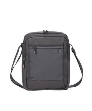 Bolso bandolera unisex. El cierre es con cremallera. Hay tres bolsillos internos abiertos. Los bolsillos externos son uno delantero con cremallera y otro trasero con cremallera. La bandolera es ajustable en tela. Falta el mango. Hay un compartimento interno. El material exterior es poliéster. Internamente está forrado en poliéster. Medidas: 23x9x28 cm. Producto de moda