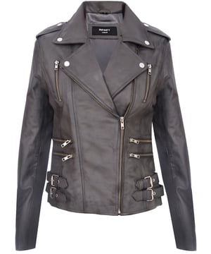 Maak kennis met ons bestverkochte bikerjack met dubbele rij knopen, een toonbeeld van stijl en functionaliteit. Deze jas is met precisie vervaardigd en is ontworpen om je garderobe te verfraaien met zijn gestroomlijnde kenmerken en silhouet, zodat je moeiteloos opvalt. Dit is waarom het een must-have is:  
 Onderscheidend stijlvol: Het gestroomlijnde ontwerp van de jas creëert een aparte en modieuze uitstraling die perfect is voor iedereen gelegenheid.
  
 Voldoende opbergruimte: Met meerdere zakken met rits aan de aan de voorkant voegt deze jas niet alleen karakter toe, maar biedt hij ook extra opbergruimte voor je essentiële spullen.
  
  Flamboyante details: De breed ingekerfde revers en schouderepauletten zorgen voor een vleugje flamboyantie en worden stevig vastgemaakt met drukknopen voor een gepolijste look.
  
 Getailleerde pasvorm: Gesplipjes op de heupen zorgen voor een comfortabele, taps toelopende pasvorm, waardoor je silhouet wordt geaccentueerd, aangevuld met de slanke pasvorm van de jas ontwerp. CKleurvariëteit: Verkrijgbaar in een breed scala aan kleuren, u kunt degene kiezen die bij uw persoonlijke stijl past.  Deze jas is gemaakt van 100% premium ultrazacht nappaleer en gevoerd met een premium polyestermix en biedt zowel luxe als comfort. Met een niet-gecentreerde YKK-ritssluiting is deze jas even functioneel als stijlvol, waardoor het een veelzijdige toevoeging aan je garderobe is