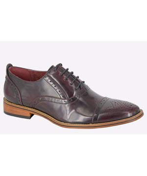 A classic wardrobe staple, Goor presents these Macon men's brogues, presented with intricate stitching and punch hole detailing for a timeless look sure to impress, and combined with a secure lace fastening and durable outsole.
- PU upper
- Intricate stitching and punch hole detailing
- Secure lace fastening
- Wood Effect Resin Sole