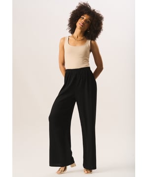 Verbessern Sie Ihr Modebewusstsein mit unserer Wide Leg Trousers. Diese Hose bietet mühelosen Stil und Komfort mit einem Pull-on-Design und weitem Bein. Die Farbe und die einzigartige Textur verleihen Ihrer Garderobe den perfekten Hauch von Raffinesse.