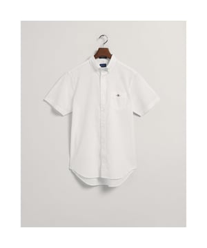 Mens Gant Regular Fit Cotton Linen Short Sleeve Shirt in white.- Button-down collar.- Full button placket.- Shoulder yoke.- Box pleat with locker loop at back.- Short sleeves.- Left chest pocket with signature Archive Shield embroidery.- Crisp linen and cotton blend.- Regular fit.- 70% Cotton  30% Linen.  Machine washable.- Ref: 3230053110