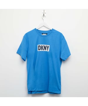Heren DKNY Iceman T-shirt in blauw.- Ronde hals.- Korte mouwen.- Bedrukt logo op de borst.- Normale pasvorm.- 100% katoen.- Ref: N56876DKY