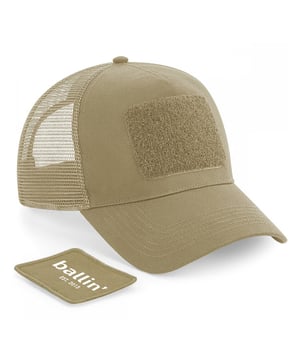 Gorra Trucker de la marca Ballin Est. 2013. La Trucker Cap está hecha de poliéster de alta calidad. El tamaño se puede ajustar fácilmente con el cierre a presión en la parte posterior.  Nombre del modelo: Trucker CapCategoría: gorra de hombreMateriales: poliésterColor: beige