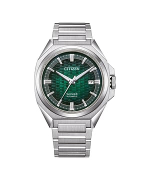 Diese Citizen Series 8 Analog-Uhr für Herren ist das perfekte Zeitmessgerät zum Tragen oder Verschenken. Das silberne, 40 mm große Gehäuse in Kombination mit dem komfortablen Armband aus Edelstahl sorgt dafür, dass Sie dieses beeindruckende Zeitmesser ohne Kompromisse genießen können. Angetrieben von einem hochwertigen Automatikwerk und wasserdicht bis 10 bar, wird Ihre Uhr zuverlässig weiterlaufen.
