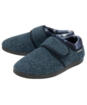 DUNLOP - Men's Memory Foam Slippers With Velcro StrapSind Sie auf der Suche nach neuen, weichen Hausschuhen, die ein bisschen praktischer sind? Dann sind diese Dunlop Slippers mit Klettverschluss genau das Richtige für Sie. Sie bieten nicht nur das gleiche Maß an Schutz und Komfort wie der Rest des Dunlop-Sortiments, sondern diese haben verstellbare Klettverschlüsse, um sicherzustellen, dass Ihre Füße so gemütlich und bequem sind, wie Sie es wünschen.Sie können sich auf das pelzähnliche Plüschfutter mit Karomuster verlassen, das Ihre Füße umgibt und die warme Luft im Inneren und um Ihre Füße herum für maximale Wärme hält. Die Memory-Foam-Sohle verbessert die Dämpfung in der Sohle, perfekter Komfort für das ganze Jahr.Dunlop enthält auch eine hochwertige, strapazierfähige Traktionsgummisohle für perfekten Halt, so dass Sie nicht mehr auf harten Oberflächen rund um das Haus ausrutschen werden. Verwöhnen Sie Ihre Füße mit diesem Paar Hausschuhe, die mit luxuriöser Handwerkskunst von Dunlop hergestellt wurden, oder denken Sie alternativ darüber nach, es als Geschenkidee für einen Vater, Onkel, Opa oder sogar einen Bruder zu verwenden, wenn er das traditionelle karierte Design rocken möchte. Ursprünglich ein Reifenhersteller, begann Dunlop seine Verbindung mit Hausschuhen in den 1960er Jahren, als die in Lancashire ansässige Fabrik mit der Produktion von hochwertigen Hausschuhen mit Gummisohlen begann und dabei die intelligente Technologie nutzte, die ursprünglich für ihre bahnbrechenden Reifen entwickelt wurde. Die Marke Dunlop hat einen hervorragenden Wiedererkennungswert und ist ein Synonym für hohe Qualität und Zuverlässigkeit und genießt einen beneidenswerten Ruf, der sich auch auf ihr Sortiment an Hausschuhen und Freizeitschuhen erstreckt. Die Marke Dunlop bietet dem Verbraucher ein kreatives und inspiriertes Schuhsortiment mit Schwerpunkt auf kreativen Verzierungen, innovativen Stoffen und hervorragendem Komfort. 2 Farben stehen zur Auswahl: Navy und Charcoal. Die Slipper sind in den Größen 7-12 UK erhältlich. Sie sind voll einstellbar und wurden offiziell getestet für die Maschine waschbar.Extra Product DetailsDunlop Branded SlippersSoft & Warm InnerAdjustable Velcro StrapsMemory Foam Cushioned FootHard Wearing Traction Rubber SoleChecked Pattern InnerGrößen 7 bis 12 UKBranded Badge On Foot2 Farben verfügbarMaschine waschbar