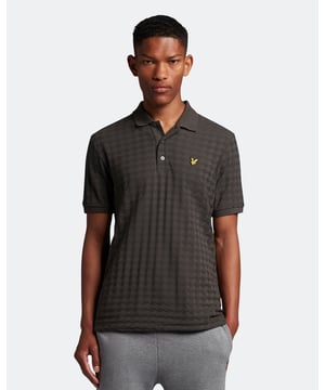 Das Argyle-Poloshirt von Lyle & Scott für Herren bietet maximalen Komfort und unbestreitbaren Stil. Dieses zeitlose Muster sorgt für eine klassische Passform, egal zu welchem Anlass. Kombinieren Sie es mit einer Strickjacke oder einem Mac für einen mühelos gehobenen Sitz.\n \nPassform: Regulär\nDas Kleid ist so geschnitten, dass es weder zu eng noch zu locker sitzt, so dass Sie einen klassischen, zeitlos eleganten Look erhalten. Wir empfehlen Ihnen, Ihre übliche Größe zu bestellen, aber wenn Sie zwischen zwei Größen schwanken, nehmen Sie eine Nummer größer.