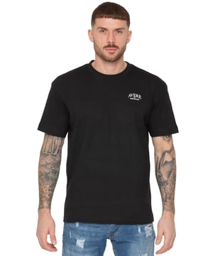 Presentamos la camiseta oversized Averè de Enzo Milano. Diseñada tanto para el estilo como para la comodidad, esta camiseta cuenta con un ajuste relajado, ideal para el uso diario. En la parte frontal, muestra un sutil logo de Averè en el pecho, mientras que en la parte trasera luce una marca Averè a gran escala con el texto "Enzo Milano", que le otorga un toque contemporáneo y a la moda. Hecha de una tela suave y transpirable, esta camiseta de ajuste holgado y cuello redondo es perfecta para combinar con jeans o shorts, ofreciendo un look casual y elegante sin esfuerzo. Ideal para quienes buscan comodidad con un toque de moda
