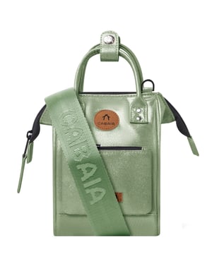 Deze kleine schoudertas combineert functionaliteit met een modern design. Het opgenaaide label aan de voorkant voegt een stijlvol accent toe, terwijl de praktische ritssluiting het ruime hoofdvak goed afsluit. Twee binnenvakken bieden ruimte voor belangrijke spullen, waaronder smartphones tot 18 cm hoog. Dankzij de grote tasopening is de inhoud gemakkelijk toegankelijk. De verstelbare, afneembare schouderriem en twee korte hengsels met verbindingsband zorgen voor veelzijdige draagopties. De tas is gemaakt van waterafstotend en bijzonder robuust materiaal en is een ideale metgezel voor elke dag. Een bijzonder hoogtepunt is het verwisselbare voorvak "Nano Bag Riverdale", dat veilig wordt bevestigd met riempjes en drukknopen. Deze sluiting biedt extra bescherming tegen diefstal. Let op: De schouderbanden van deze schoudertas zijn niet compatibel met de banden van de heuptassen.