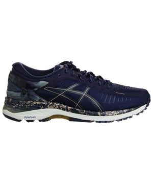 Die ASICS MetaRun Laufschuhe für Damen vereinen modernste Technologie und Design und wurden entwickelt, um Elite-Läuferinnen ein Schuherlebnis zu bieten, das ihre Leistung und ihren Komfort optimiert. Diese Schuhe wurden entwickelt, um die Effizienz und Unterstützung für Läuferinnen zu verbessern, die mit Leidenschaft ihre besten Ergebnisse erzielen möchten. Wichtige Eigenschaften: MetaRide-Technologie: Die MetaRun-Schuhe sind nach ihrer bahnbrechenden MetaRide-Technologie benannt. Dieses innovative Design kombiniert eine gebogene Sohle mit einer präzisen Schaukelgeometrie, um die Bewegung des Sprunggelenks zu minimieren und so den Energieverlust bei jedem Schritt zu reduzieren. Dies fördert einen effizienteren Laufstil, der dabei helfen kann, die Geschwindigkeit zu halten und die Ermüdung zu verringern, insbesondere bei Langstreckenläufen. FlyteFoam Propel-Technologie: Die Zwischensohle enthält die FlyteFoam Propel-Technologie von ASICS, die für ihre leichtgewichtige Dämpfung und Reaktionsfähigkeit bekannt ist. Sie bietet ein weiches und stützendes Laufgefühl und verbessert den Gesamtkomfort beim Laufen. GEL-Dämpfung: Die GEL-Dämpfung ist strategisch im Vorder- und Rückfußbereich platziert, um Stöße zu absorbieren und die Belastung Ihrer Gelenke zu minimieren. Dies gewährleistet ein sanftes und bequemes Laufgefühl. Atmungsaktives Obermaterial: Das Obermaterial besteht aus atmungsaktiven Materialien, die eine gute Belüftung ermöglichen, die Temperatur effektiv regulieren und Ihre Füße bei intensiven Läufen kühl halten. Abgeschrägtes Fersendesign: Das abgeschrägte Fersendesign fördert eine nach vorne geneigte Haltung, optimiert Ihre Laufeffizienz und trägt zu einem energieeffizienteren Schritt bei. AHAR-Gummilaufsohle: Die Laufsohle besteht aus ASICS High Abrasion Rubber (AHAR) für außergewöhnliche Haltbarkeit und zuverlässige Traktion auf verschiedenen Oberflächen, damit Sie beim Laufen sicheren Halt haben. Leichte Bauweise: Die MetaRun-Laufschuhe sind leichtgewichtig konzipiert, wodurch das Gesamtgewicht auf Ihren Füßen minimiert wird, was die Laufeffizienz potenziell verbessern kann. Schnürsenkelverschluss: Der traditionelle Schnürverschluss ermöglicht eine sichere und anpassbare Passform und stellt sicher, dass Ihre Füße beim Laufen gut gestützt und stabil bleiben. Geschlechtsneutrales Design: Die MetaRun-Laufschuhe wurden speziell für die Bedürfnisse weiblicher Läufer entwickelt und bieten dennoch die gleiche Unterstützung und Leistungsvorteile. Kurz gesagt: Die ASICS MetaRun Laufschuhe für Damen stellen den Höhepunkt der Laufschuh-Innovation dar und legen den Schwerpunkt auf die Verbesserung der Laufeffizienz und die Minimierung des Energieverlusts. Egal, ob Sie als Spitzensportlerin im Wettkampf antreten oder als engagierte Läuferin Ihr Lauferlebnis verbessern möchten – der MetaRun bietet die fortschrittliche Technologie und die Funktionen, die Sie benötigen, um Ihre Laufziele zu erreichen und Höchstleistungen zu erbringen.