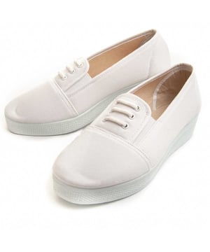 Hechas en España. Zapatilla confortable para mujer. Fabricada en los mejores materiales. Suela antideslizante. Cosido reforzado. Plantilla acolchada. Baja huella de carbono.