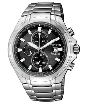 Diese Citizen  Chronograph Uhr für  Herren ist das perfekte Accessoire zum tragen oder verschenken. Ihr Silber 41 mm Rund Gehäuse kombiniert mit dem bequemen Silber Armband aus  Titan garantiert, dass Sie diese atemberaubende Uhr kompromisslos genießen werden. Angetrieben von einem hochwertigen Eco-Drive Uhrwerk und wasserdicht bis 10 bars, läuft Ihre Uhr stets weiter. Diese Eco-Drive-Uhr lädt sich bei jeder Art von Licht auf, um für immer zu laufen. Diese Eco-Drive-Uhr erfordert keinen Batteriewechsel, Aufladen oder Aufziehen, um einen konstanten Betrieb zu gewährleisten -Diese Chronograph Uhr verfügt über eine Kalenderfunktion: Datum, Stoppuhr, Leuchtzeiger, Leuchtziffern, 24-Stunden-Anzeige Diese hochwertige Uhr hat ein Silber Titan Band ( 21 cm Länge und 24 mm Breite) mit einer Faltschließe mit Druckverschluss Gehäusedurchmesser: 41 mm,Gehäuse Höhe: 11 mm, Gehäusefarbe: Silber Zifferblattfarbe: Schwarz