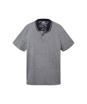 Met dit Tom Tailor poloshirt voor heren ben je altijd stijlvol en elegant gekleed. De polo heeft een klassieke polokraag, een korte knoopsluiting en is fijn gestreept. De polo is gemaakt van hoogwaardige materialen die comfortabel dragen en lang meegaan. Het heeft een regular fit snit die een normale pasvorm biedt en zich aanpast aan elke lichaamsvorm. De polo is veelzijdig en kan worden gedragen met jeans, chino's of een bermuda. Het is een perfect kledingstuk voor vrije tijd, kantoor of sport.