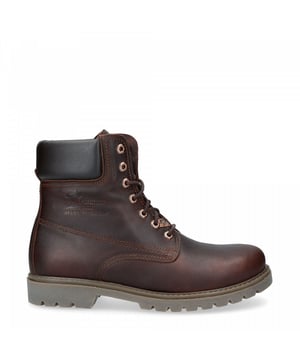 Sal con estilo y comodidad con las botas Panama Jack Ya sea que estés caminando por senderos rurales accidentados o navegando por calles urbanas, la bota con cordones para hombre Panama Jack 03 C52 original es tu compañera perfecta. Con un diseño clásico con una puntera redonda lisa y un cuello de cuero acolchado marrón, estas botas exudan una elegancia atemporal. La suela de comando cosida garantiza durabilidad y estabilidad en cualquier terreno. Para los caballeros, las botas de tobillo con cordones Panama Jack 03 marrones para hombre están diseñadas para resistir los elementos. Con una parte superior de nobuk suave impermeable, una caña de tobillo acolchada suave y un forro cálido, estas botas mantienen tus pies cómodos y secos. El logotipo en relieve en el talón y los ojales de metal hexagonales añaden un toque de sofisticación a su encanto resistente. Características principales: Diseño clásico: las botas Panama 03 combinan diseño, calidad y comodidad a la perfección, ofreciendo una estética atemporal tanto para hombres como para mujeres. Uso versátil: ya sea que estés explorando las calles de la ciudad o conquistando senderos de montaña, estas botas son perfectas para todas tus aventuras diarias. Construcción impermeable: confeccionadas con piel de napa vintage impermeable con forro de piel, estas botas garantizan que tus pies se mantengan secos y cómodos en cualquier clima. Soporte anatómico: disfruta de una mayor comodidad e higiene con la plantilla con forma anatómica que proporciona un ajuste perfecto para tus pies. Duraderas y antideslizantes: la suela exterior de goma ofrece flexibilidad, durabilidad y tracción antideslizante, lo que proporciona estabilidad en varias superficies. Fabricadas en España: con una altura de caña de 18 cm, estas botas están elaboradas por expertos en España, lo que garantiza una artesanía y una calidad superiores. Ponte las botas Panama Jack y experimenta la combinación perfecta de estilo, durabilidad y comodidad para tus aventuras diarias. Fabricadas para quienes aprecian la calidad y la artesanía, estas botas son tu compañera de confianza dondequiera que te lleve tu viaje.