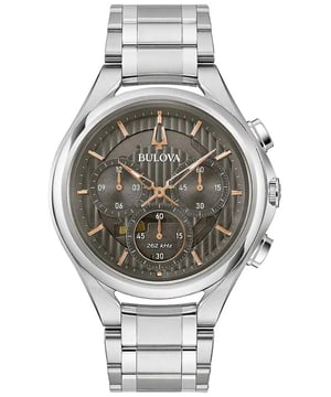 Dit Bulova Curv Chronograafhorloge voor heren is het perfecte uurwerk om te dragen of als cadeau. De zilveren 44 mm ronde kast, gecombineerd met de comfortabele zilveren roestvrijstalen horlogeband, zorgt ervoor dat je van dit verbluffende uurwerk kunt genieten zonder enige concessies. Aangedreven door een hoogwaardig quartz uurwerk en waterbestendig tot 3 bar, blijft je horloge tikken. Dit is een perfect sportief en zakelijk casual horloge voor jou, het is een geweldig cadeau voor familie of vrienden. Dit chronograafhorloge heeft een functie: stopwatch. Hoogwaardige 21 cm lange en 21 mm brede zilveren roestvrijstalen band met een vouwsluiting. Kastdiameter: 44 mm, kastdikte: 11 mm, kastkleur: zilver en wijzerplaatkleur: grijs.