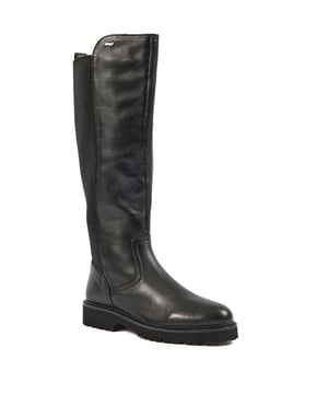 HANNAH ist ein moderner hoher Stiefel mit einem zeitlosen Design. Die aus hochwertigem Leder gefertigten Stiefel haben eine elastische Rückseite für eine bequeme Passform um das Bein und einen Reißverschluss für ein müheloses An- und Ausziehen. Die leichte TPR-Sohle mit Stollen.