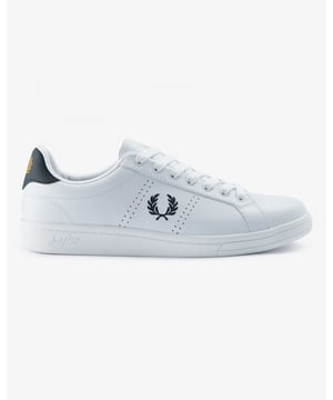 Sneaker vervaardigd met een zachte leren bovenkant van volnerfleer voor een hoogwaardige afwerking. Voorzien van geperforeerde zijpanelen voor verbeterde ademendheid en stijl. Geplaatst op een duurzame rubberen zool voor betrouwbare grip en de hele dag comfort.