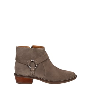 Con cierre de cremallera, estos elegantes zapatos no solo ofrecen estilo, sino también comodidad de uso, permitiendo ponérselos y quitárselos rápidamente y con facilidad.

La punta en pico le da a los zapatos un carácter único, destacando su elegante diseño y alargando visualmente la figura, lo que los hace la elección perfecta para cualquier ocasión formal.

La suela con logo es un detalle sutil, pero significativo, que añade prestigio a los zapatos y confirma su autenticidad y alta calidad de manufactura.

Con tacón, estos zapatos no solo añaden unos centímetros de altura, sino que también proporcionan estabilidad al andar y una silueta excelente, independientemente de la situación.

Hechos de cuero natural de alta calidad, garantizan durabilidad, comodidad al llevarlos y una apariencia elegante que deleitará la vista por muchos años.

Empacados en una caja de la marca, estos zapatos son la idea perfecta para un regalo que seguramente encantará a todo amante de la moda y la elegancia.