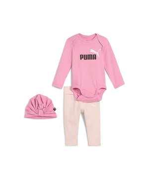 PRODUCT STORY: This cuddly set from our Minicats range is designed for the littlest cats on the block. Featuring a PUMA branded onesie, pants, and an adorable hat, it's a cute and complete outfit to forge those precious early memories in. FEATURES & BENEFITS: More Sustainable Cotton: Cotton in PUMA products comes from farms with a focus on sustainable farming such as water efficiency and soil health protection. Learn more: PUMA.com/FOREVER BETTER. DETAILS: Regular fit three-part set; Onesie with PUMA No. 1 Logo print; Shorts; Head accessory; Comes in a PUMA gift box.