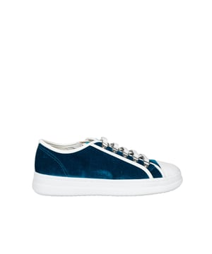 Atados con cordones, estos zapatos únicos proporcionan un ajuste excelente y estabilidad, lo que los hace ideales para largas caminatas y desafíos diarios.

La punta redonda brinda comodidad y espacio para los dedos, lo que es especialmente importante durante el uso prolongado, además de añadir a los zapatos un encanto clásico y atemporal.

La suela con logo no solo es un elemento de diseño, sino también una garantía de calidad y autenticidad, que distingue a estos zapatos de otros.

El adorno de cremallera lateral no solo facilita ponerse y quitarse los zapatos, sino que también añade un toque moderno que atrae la mirada y resalta el estilo único de los zapatos.

Hechos de cuero ecológico de alta calidad, estos zapatos no solo son estilosos, sino también respetuosos con el medio ambiente, lo que los convierte en una excelente elección para consumidores conscientes.

Empacados en una caja de la marca, estos zapatos son el regalo perfecto que seguramente traerá una sonrisa a la cara de la persona agasajada, destacando la atención a cada detalle.